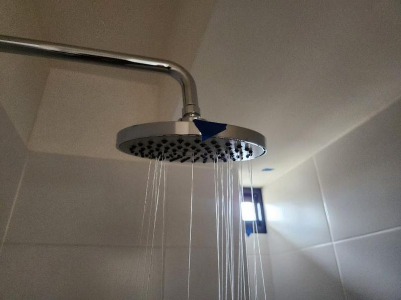 Cabezal de ducha que libera agua de manera parcial